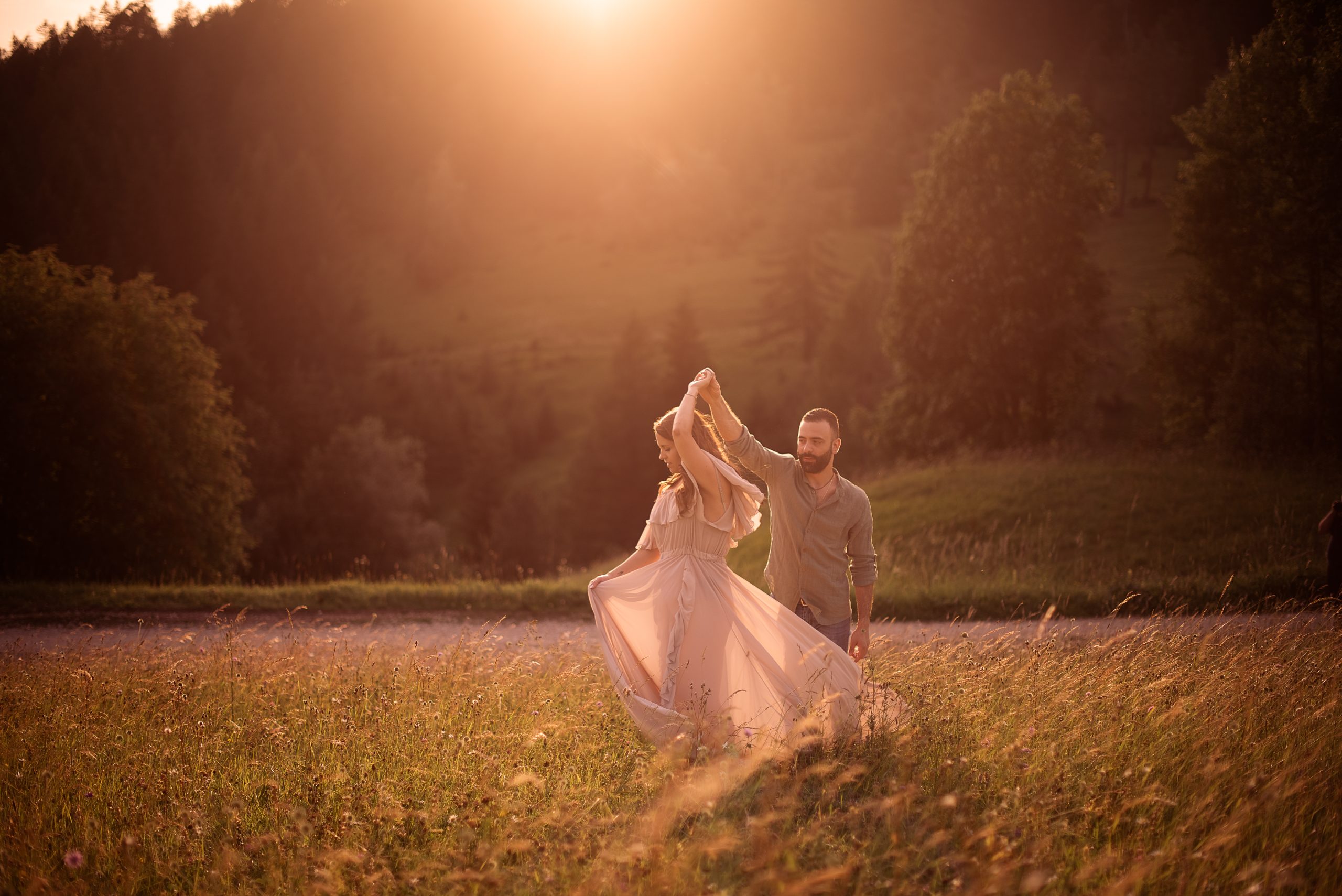 coppia balla fotografia al tramonto in montagna